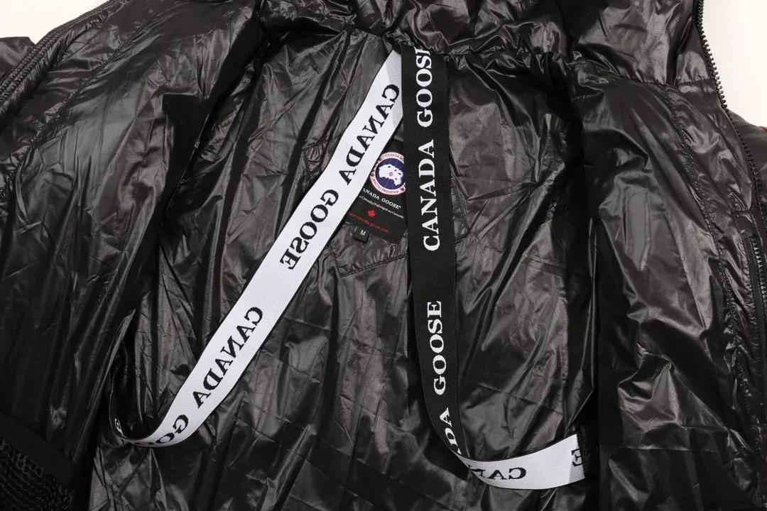 P500 model number: Y15 Canada Goose & Canada Goose Original 1:1 customized hardware accessories are all imported and customized. Welcome to compare at the counter. Absolutely high quality. Made of top-grade 90 white duck down. Super soft. Full and fluffy. Super heavy-duty. Fabric workmanship. Perfect version. Note⚠The fabric is super comfortable. Men and women (first time making a down jacket this year. The running price is very cost-effective) [Top-grade fabric + features: ✅The down content is 95 down, and the gram weight is about 320g. ✅The whole body is fully printed with LOGO. ✅Introducing a sense of fashion and luxury to achieve double standards of warmth and style. ✅It needs to be customized separately. It is very thick and has a three-dimensional and full feeling from 360 degrees! ✅The down jacket uses a double-layer anti-down liner design! Super windproof performance ✅Hardware 1:1 fully customized ZP craftsmanship: spot heavy goods! The highest version is produced by the same celebrity couple and must be good. This down jacket uses a double-layer anti-velvet liner design! It has super windproof performance and will be very warm when worn in winter! Filled with white duck down, the fluffiness is high, and it can be worn at minus ten degrees Celsius❗ Color: black Size: M-L-XL-XXL